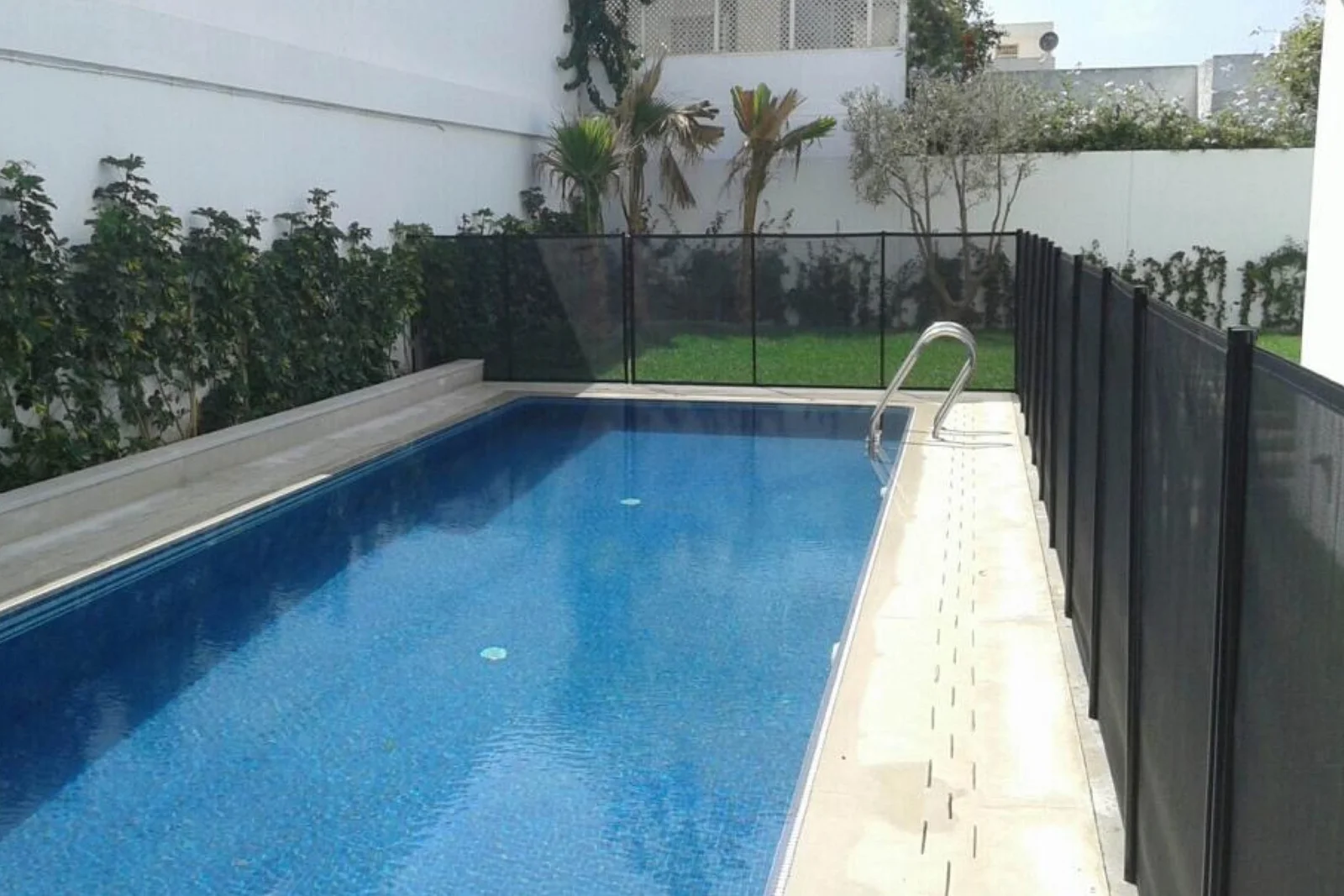 L’abri-de-piscine-barrière-de-sécurité-03-scaled